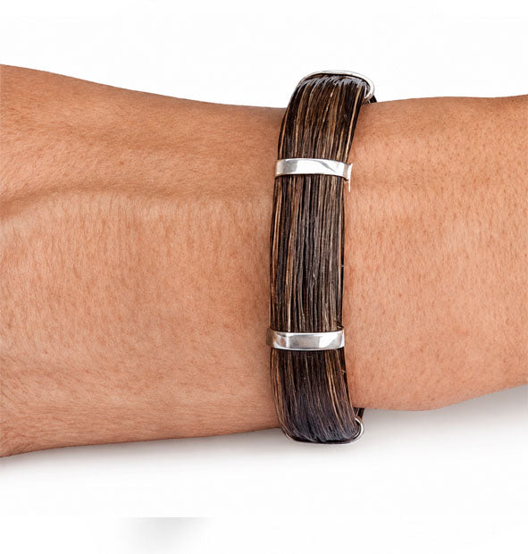 Pulsera Plana de Pelo de Facochero con Plata de Ley vista lateral en la mano del modelo