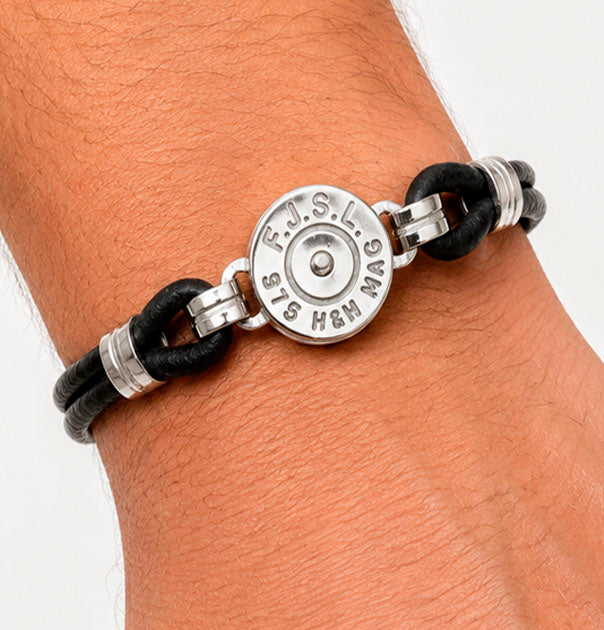 Pulsera de cuero negro con centro redondo de culata de bala personalizado en plata de ley puesto en la mano