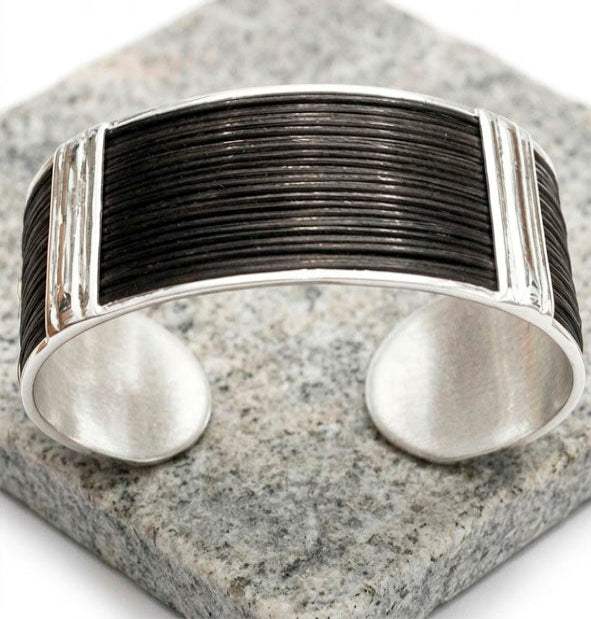Pulsera Rígida Ancha con Pelo de Búfalo y Plata de Ley