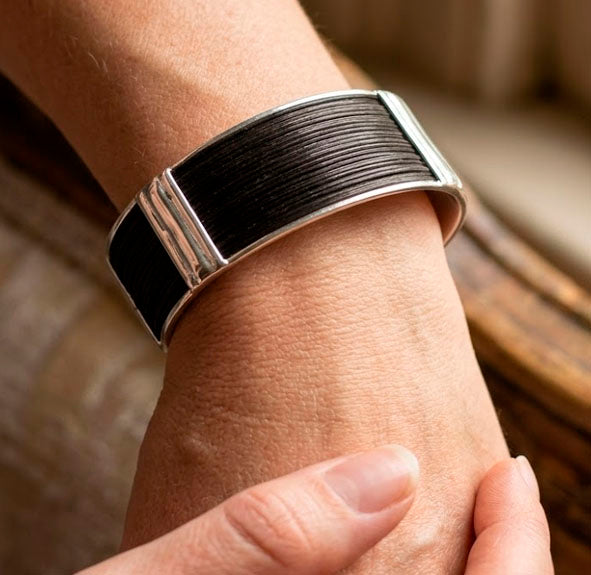 Pulsera Rígida Ancha con Pelo de Búfalo y Plata de Ley
