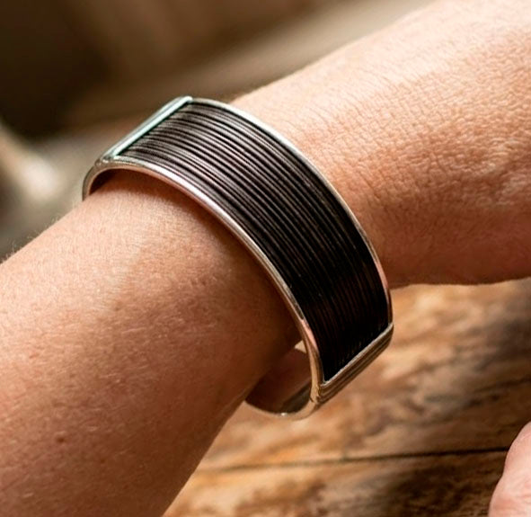 Pulsera Rígida Ancha con Pelo de Búfalo y Plata de Ley