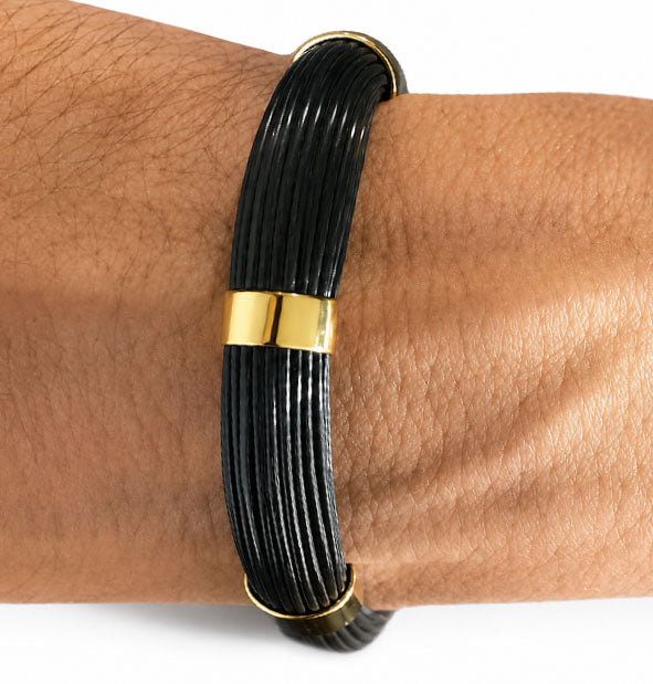 Pulsera Rígida Media Caña de Pelo de Búfalo con Oro vista en la muñeca
