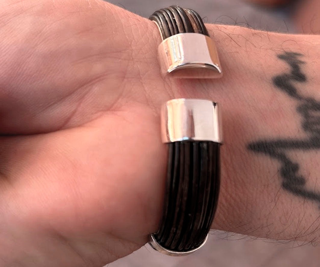 pulsera-rigida-media-cana-pelo-bufalo-en-plata-14-mms-ancho-foto-2