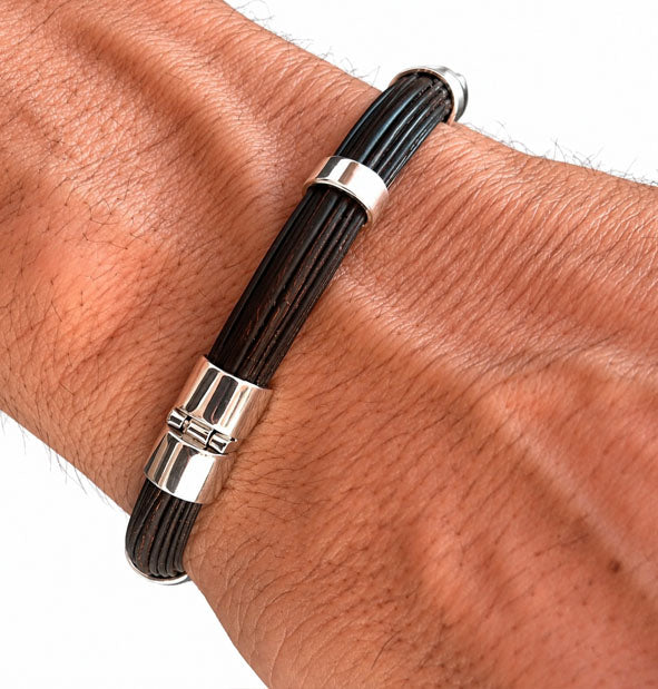Pulsera Media Caña Pelo de Búfalo y Plata 925  Cierre Doble Seguridad 7 mm vista lateral frontal en la muñeca del modelo