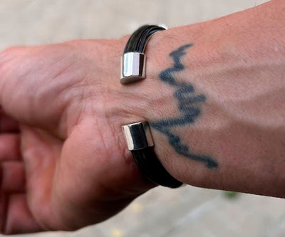 pulsera-rigida-media-cana-pelo-bufalo-en-plata-9-mms-ancho-foto-2