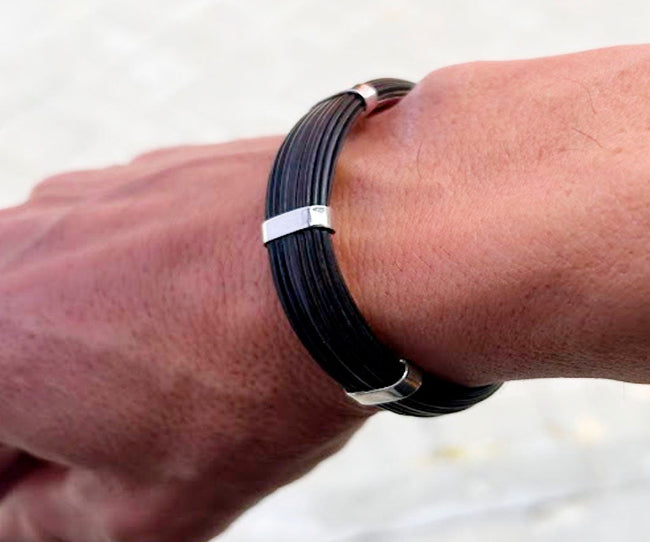 Pulsera Rígida Plana de Pelo de Búfalo con Plata de Ley | 12 mm en la mano