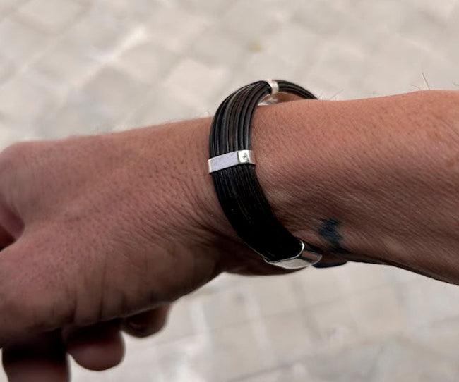 Pulsera Rígida Plana de Pelo de Búfalo con Plata de Ley | 12 mm en la muñeca vista lateral