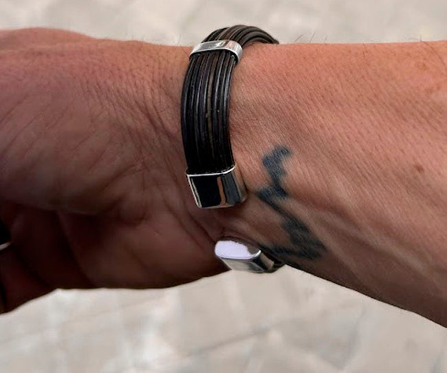 Pulsera Rígida Plana de Pelo de Búfalo con Plata de Ley | 12 mm en la mano vista el cierre
