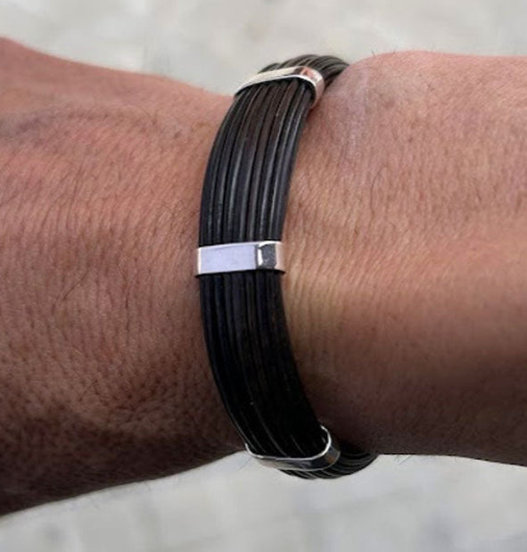 Pulsera Rígida Plana de Pelo de Búfalo con Plata de Ley | 12 mm vista lateral en la mano