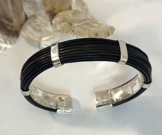Pulsera Rígida Plana de Pelo de Búfalo con Plata de Ley | 12 mm | Unisex