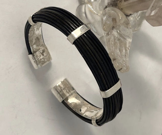 Pulsera Rígida Plana de Pelo de Búfalo con Plata de Ley | 12 mm -vista lateral