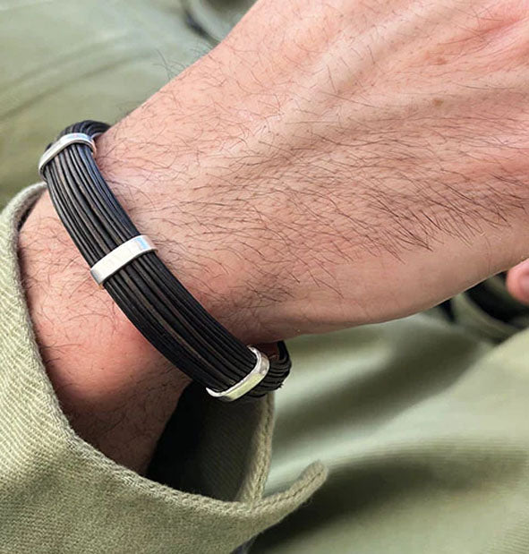 Pulsera Rígida Plana de Pelo de Búfalo con Plata de Ley | 12 mm - madrid
