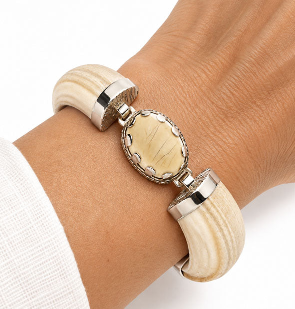 Pulsera de amoladeras de jabalí con centro oval de facochero y plata 925 | Joyas de Caza
