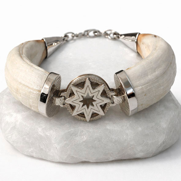 Pulsera de Amoladera de Jabalí con Moneda Central y Estrella de 8 Puntas en Plata de Ley, detalle de la estrella parte frontal