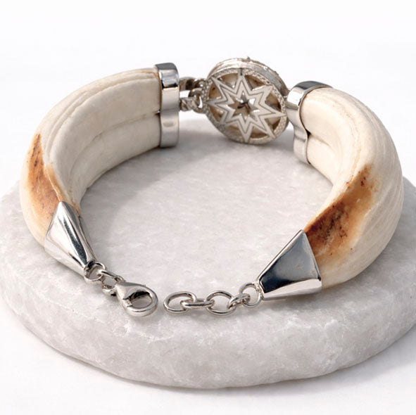 Pulsera de Amoladera de Jabalí con Moneda Central y Estrella de 8 Puntas en Plata de Ley , detalle estrella parte trasera