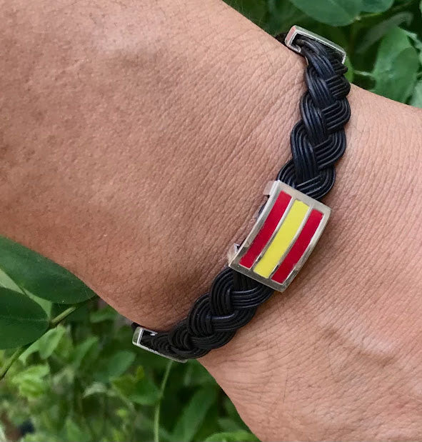 pulsera trenza pelo bufalo de 10 mms bandera España esmaltada con plata de ley