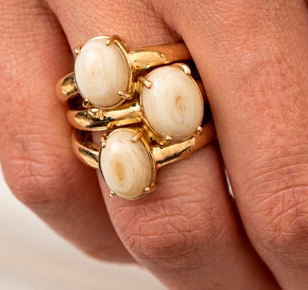 Sortija 3 Perlas de Venado en Garritas con Oro Amarillo 18k | Joyas de Caza vista del anillo en el dedo
