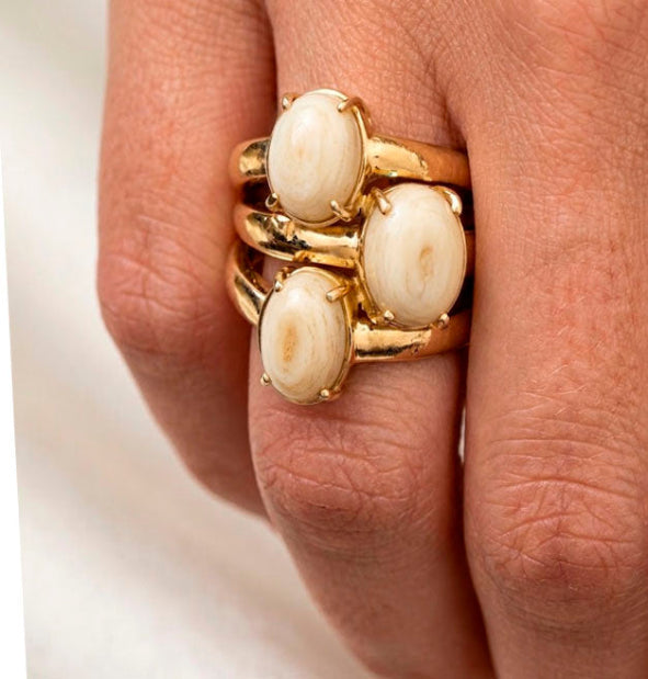 Sortija 3 Perlas de Venado en Garritas con Oro Amarillo 18k | Joyas de Caza imagen del anillo en el dedo de la modelo