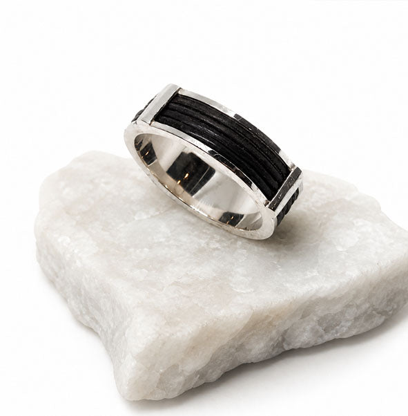 Anillo mediano pelo búfalo africano y plata de ley 925, vista en mano