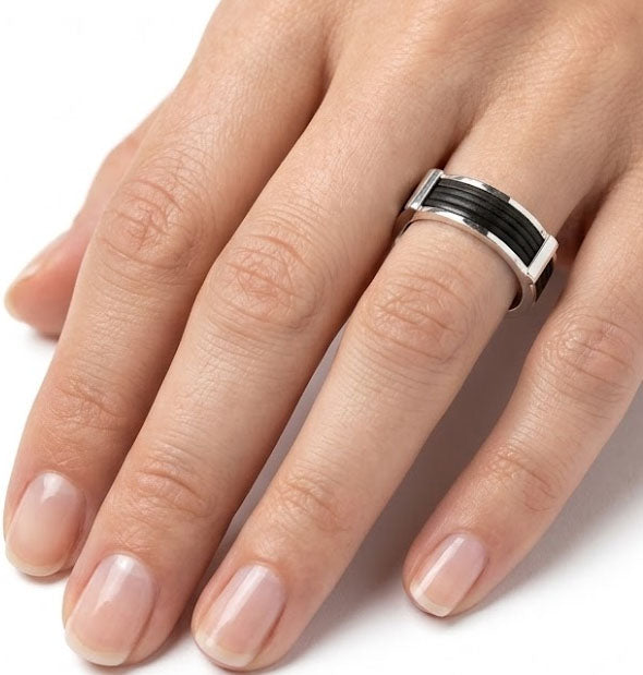 Sortija mediana pelo búfalo y plata 925 unisex, detalle lateral