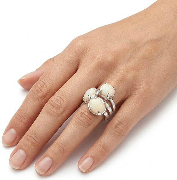 Anillo artesanal perlas de venado natural en garritas con plata 925, vista en mano